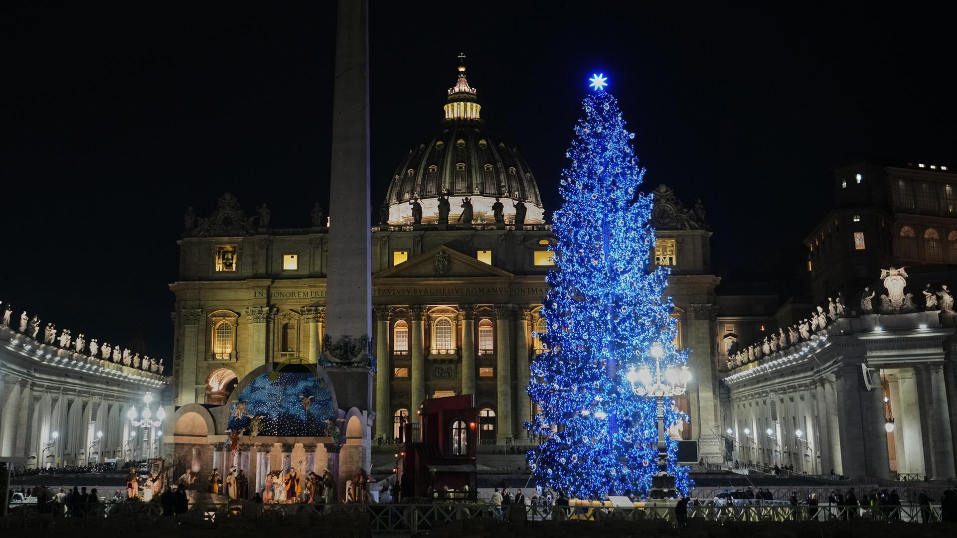 Eine 27 Meter hohe Tanne aus dem Ultental in SÃ¼dtirol, Italien, wird als Weihnachtsbaum auf dem Petersplatz in Rom beleuchtet. | dpa