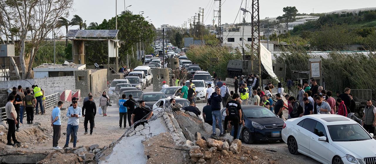 Vertriebene kehren mit Autos in ihre Dörfer zurück.