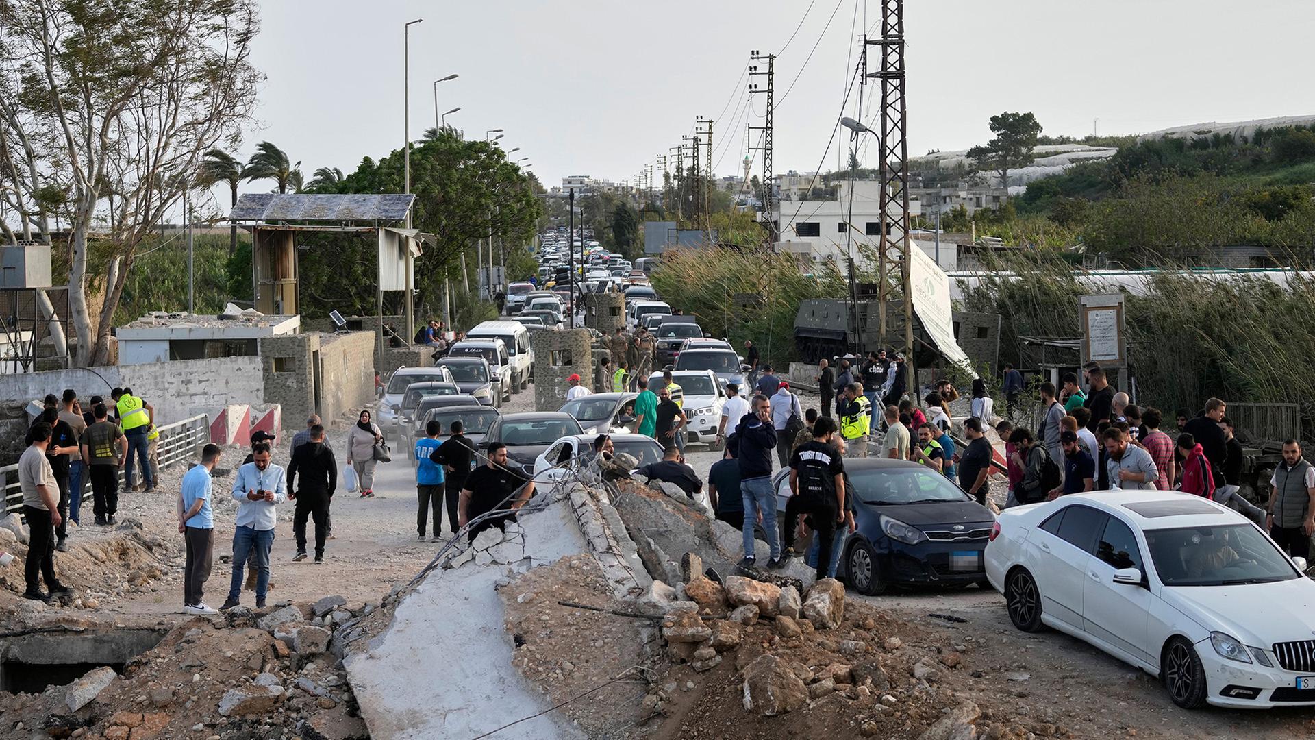 Vertriebene kehren mit Autos in ihre DÃ¶rfer zurÃ¼ck. | Mohammed Zaatari/AP/dpa