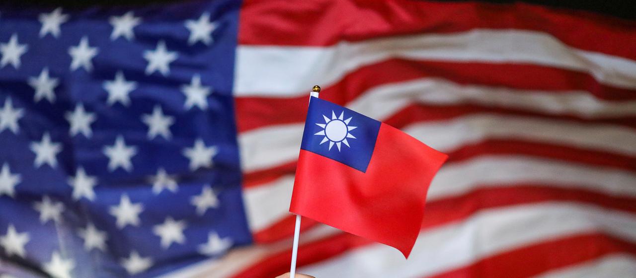 Taiwans Nationalflagge - im Hintergrund eine Flagge der USA