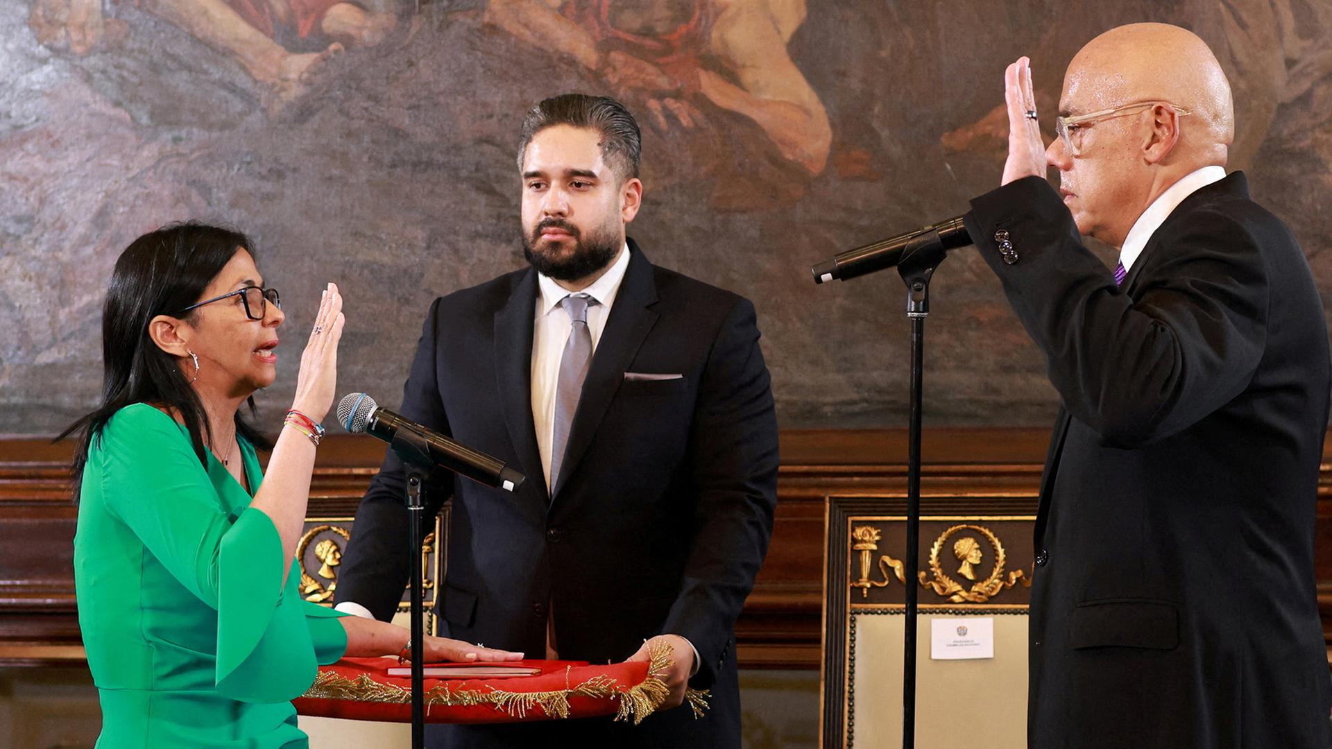 Delcy Rodríguez bei ihrer Vereidigung als venezolanische Übergangspräsidentin | via REUTERS