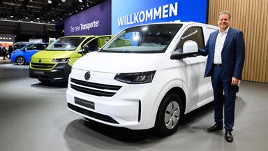 Carsten Intra, Vorstand Volkswagen Nutzfahrzeuge, steht vor dem neuen Transporter von Volkswagen Nutzfahrzeuge VWN bei der IAA Transportation in der Messe Hannover.