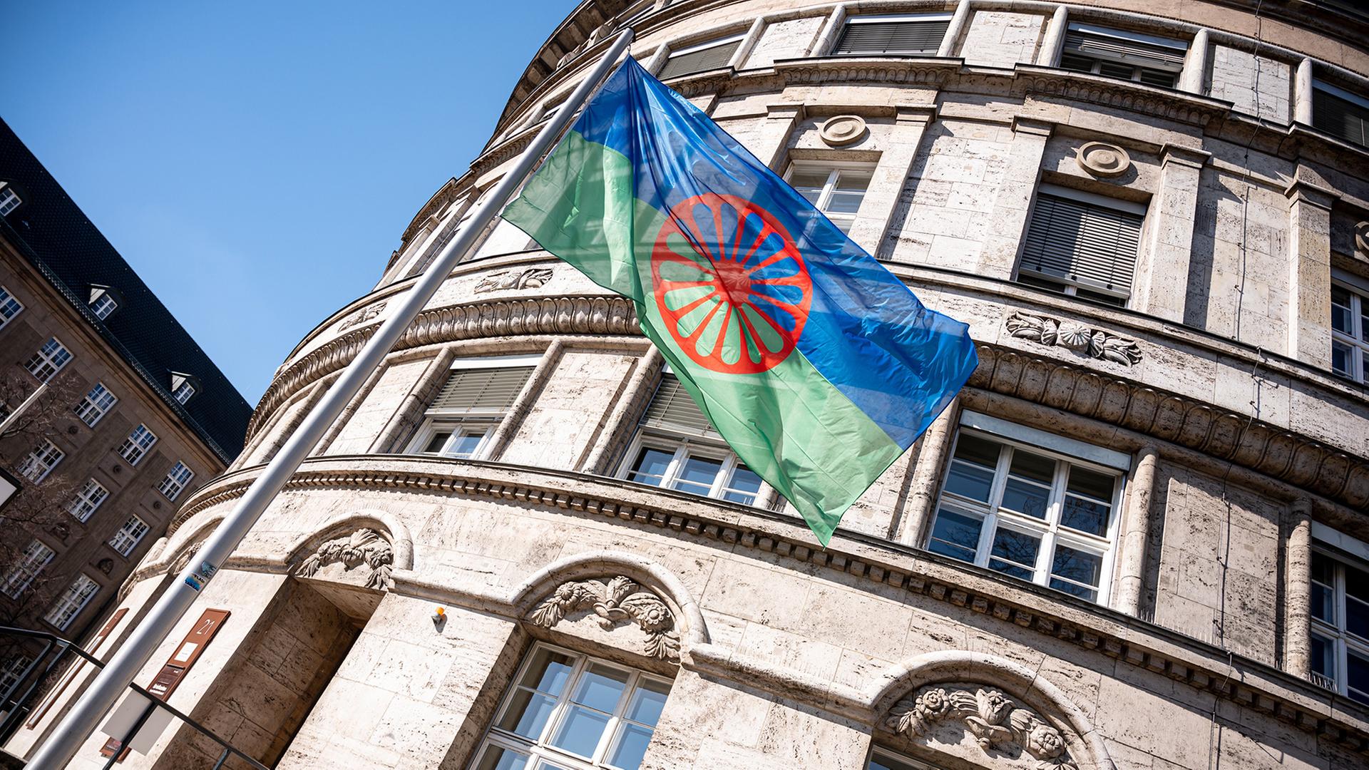 Die Roma-Flagge weht vor der Berliner Justizverwaltung. | picture alliance/dpa
