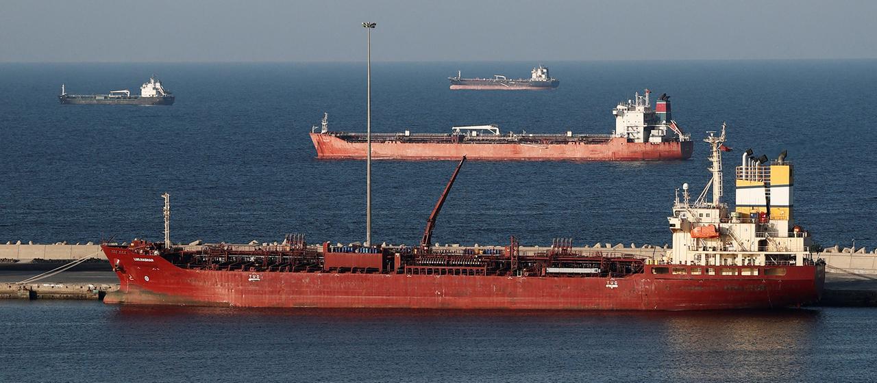 Öltanker ankern in einem Gewässer.