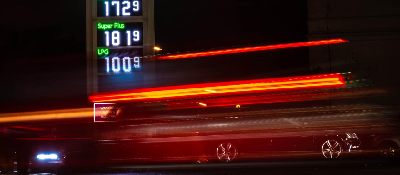 Autos fahren im Dunkeln an einer Tankstelle vorbei, die Kraftstoffpreise anzeigt (Archiv) | dpa Autos fahren im Dunkeln an einer Tankstelle vorbei, die Kraftstoffpreise anzeigt (Archiv)