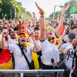 Fußballfans beim Public-Viewung am Brandenburger Tor in Berlin. (Archivbild: 05.07.2024)