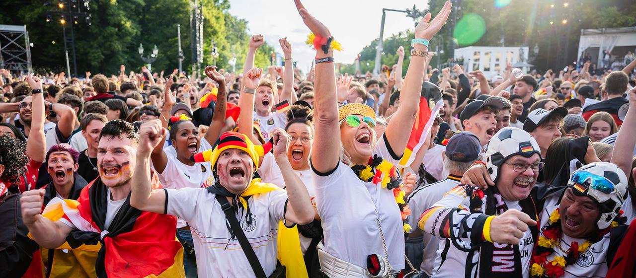 Fußballfans beim Public-Viewung am Brandenburger Tor in Berlin. (Archivbild: 05.07.2024)