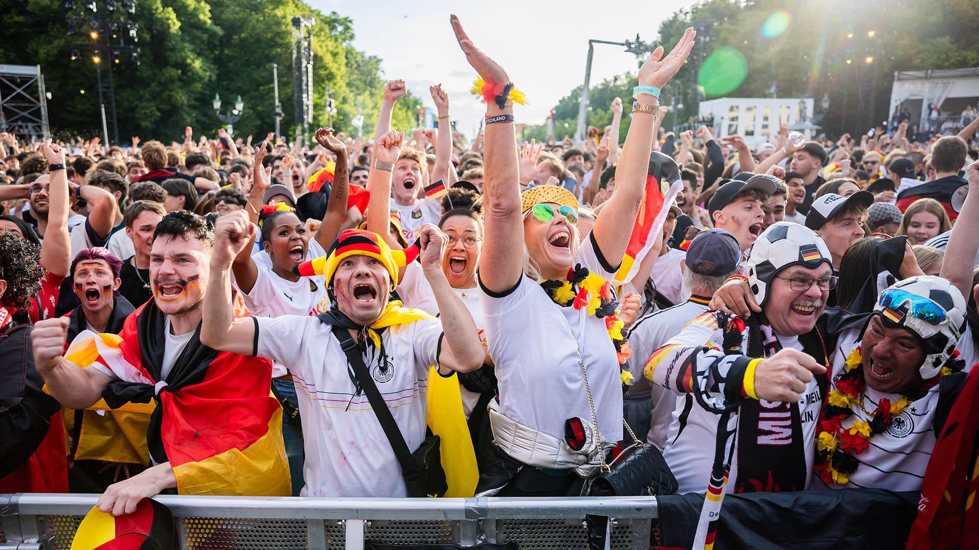 Fußballfans beim Public-Viewung am Brandenburger Tor in Berlin. (Archivbild: 05.07.2024) | picture alliance/dpa