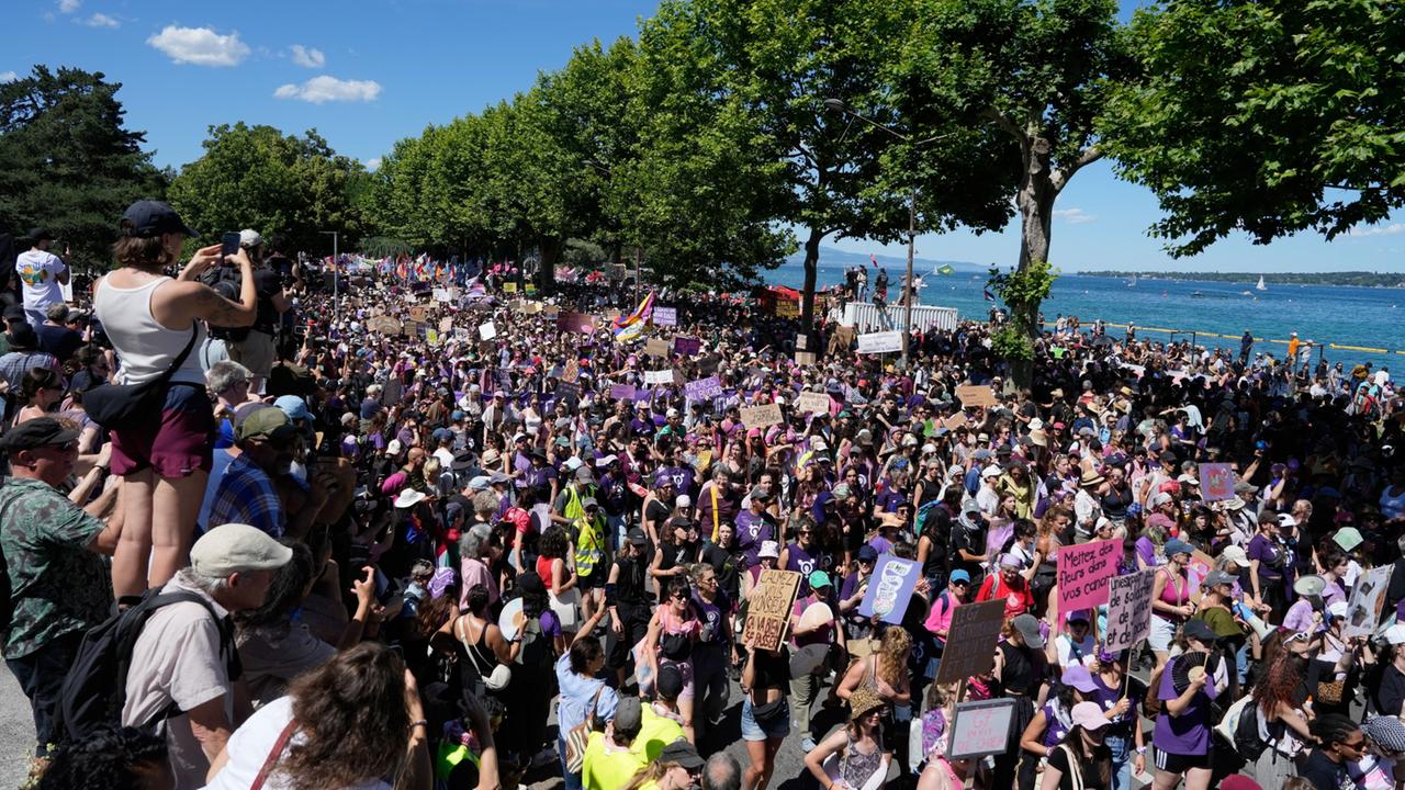 Tausende protestieren in Genf gegen G7-Gipfel Tausende protestieren in Genf gegen G7-Gipfel