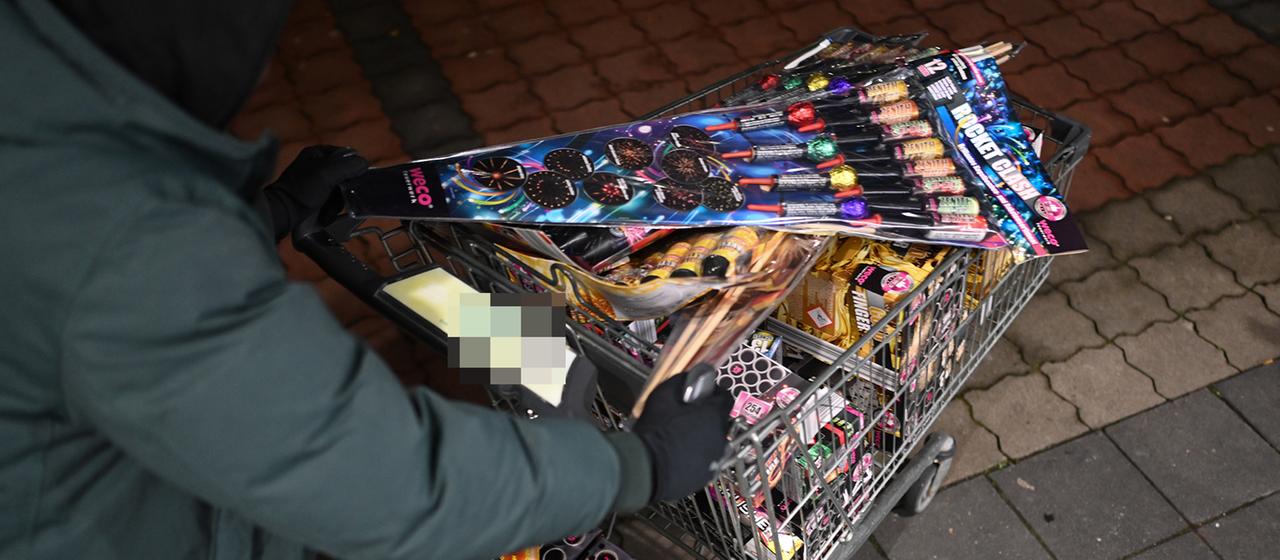 Ein Niederländer schiebt einen Einkaufswagen voller Feuerwerk.