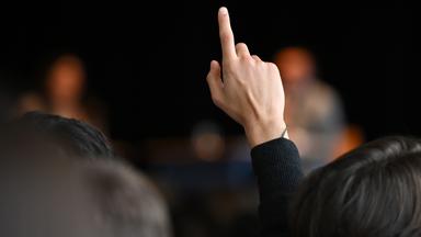 Ein Schüler meldet sich.