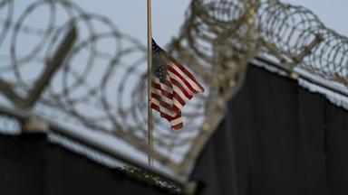 US-Fahne weht über dem Gefangenenlager Guantanamo auf Halbmast