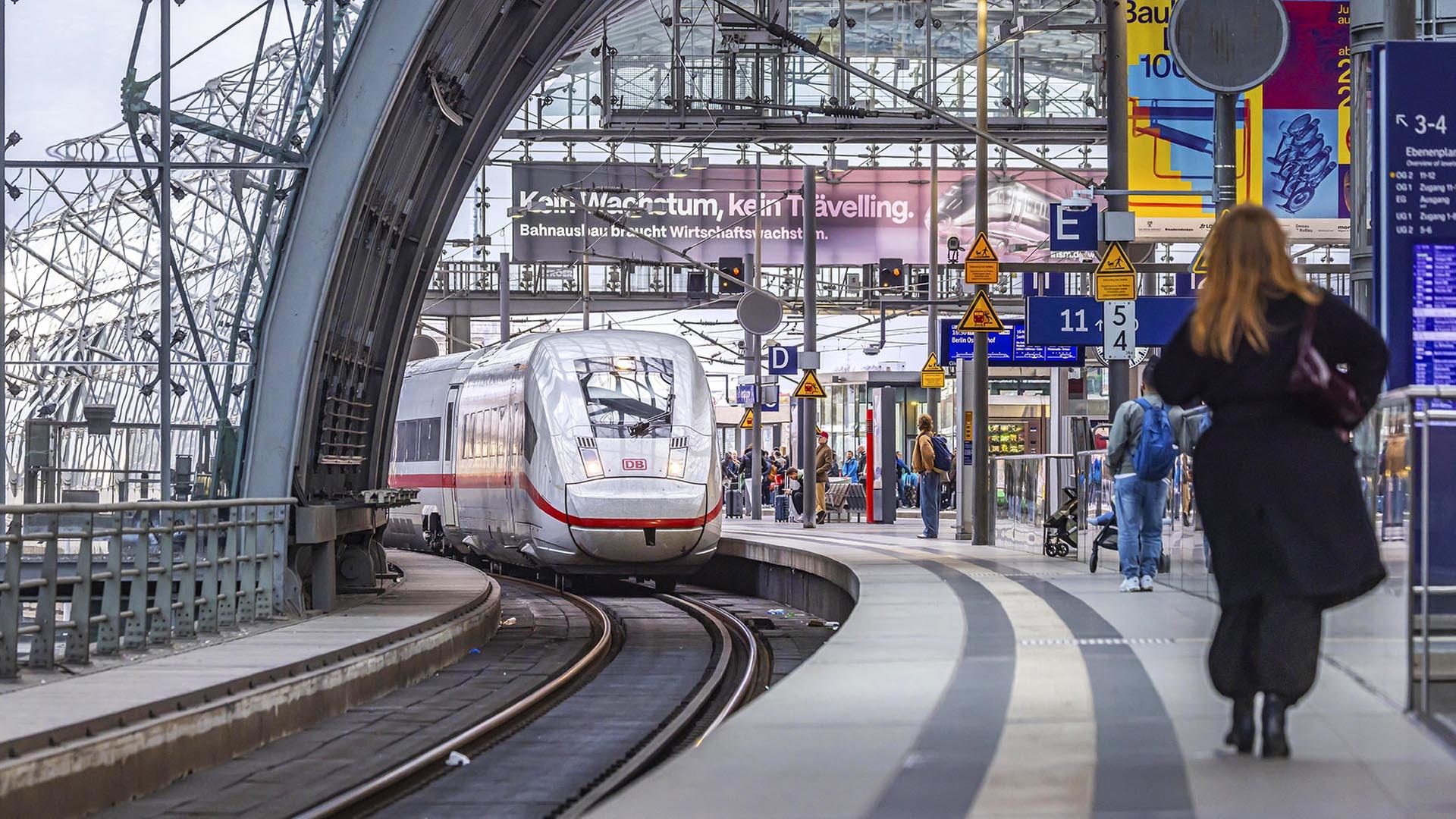 Ein ICE-Zug fährt in den Hauptbahnhof ein (QUelle: picture alliance/imagebroker/A.Hettrich) | picture alliance/imagebroker/A.Hettrich