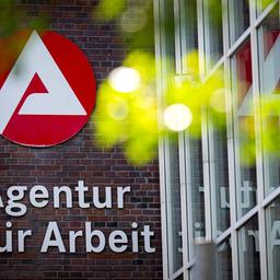 Der Schriftzug «Agentur für Arbeit» hängt an einem Gebäude. | picture alliance/dpa | Sina Schuldt Der Schriftzug «Agentur für Arbeit» hängt an einem Gebäude.