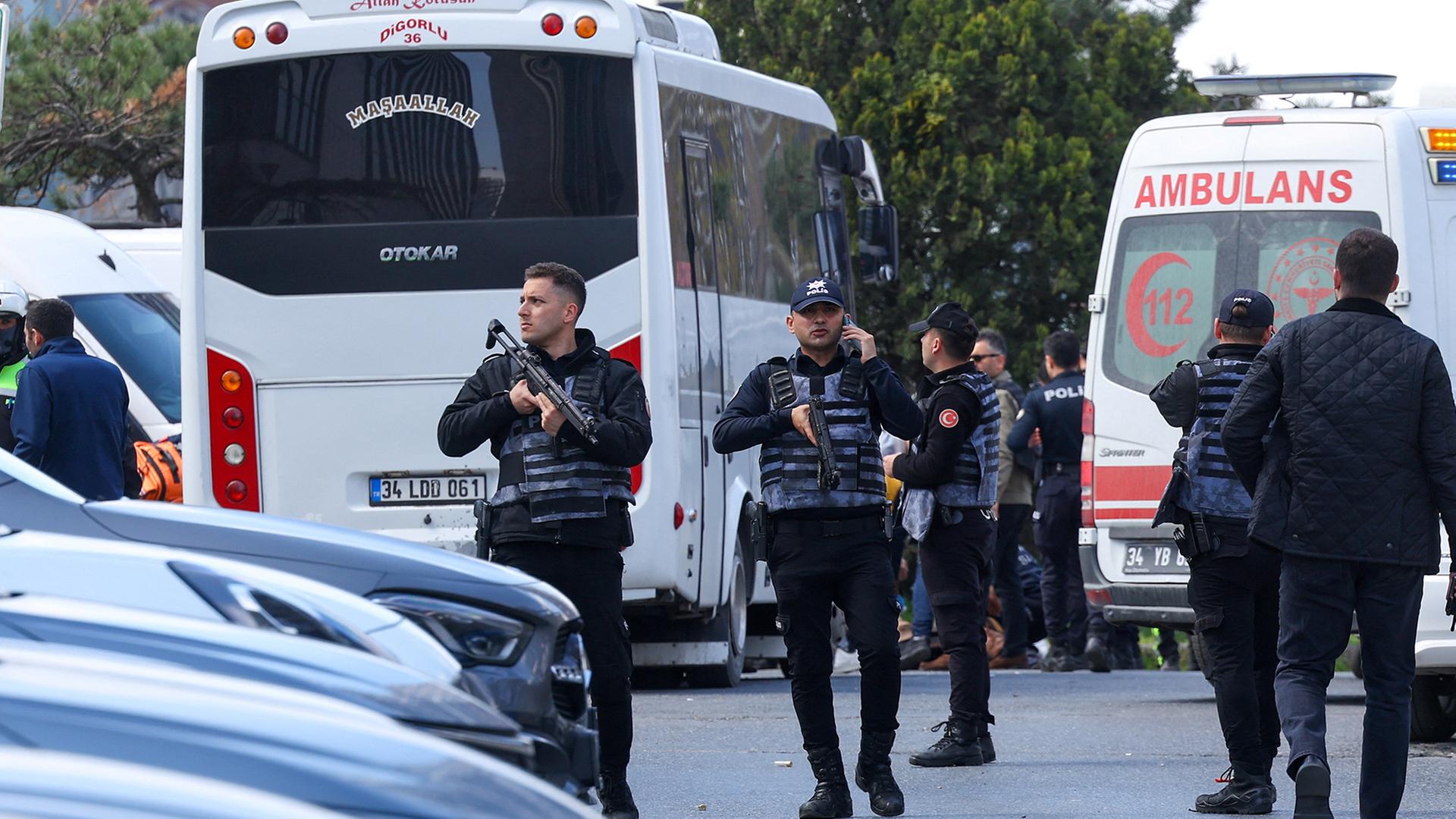 Polizei am Tatort in Istanbul in der Nähe des israelischen Konsulats. | REUTERS