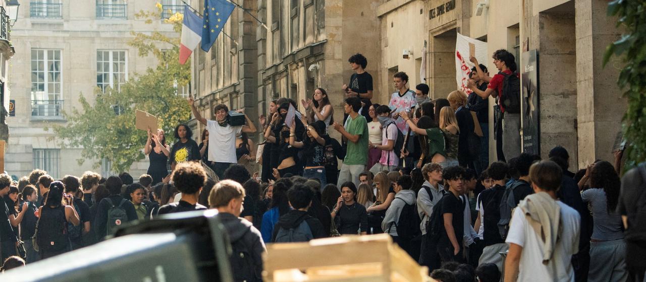 Schülerinnen und Schüler vor dem Lycee Sophie Germain in Paris