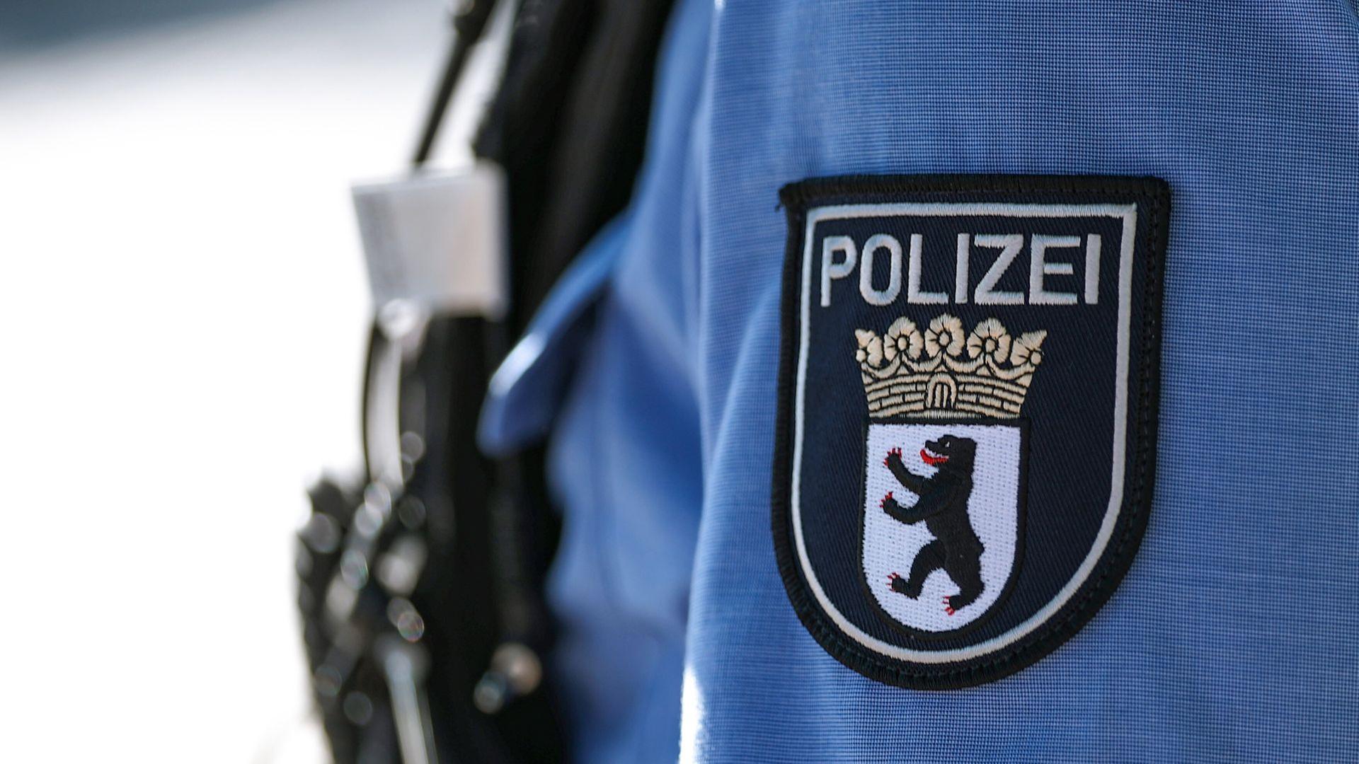 Logo mit Schriftzug der Berliner Polizei auf der Arbeitskleidung eines Polizisten im Einsatz. (Quelle: dpa/Maximilian Koch) | dpa/Maximilian Koch