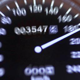 Ein Tachometer zeigt über 180 km/h an