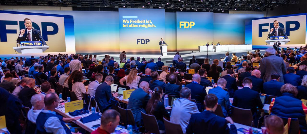 Saal mit Delegierten beim FDP-Parteitag