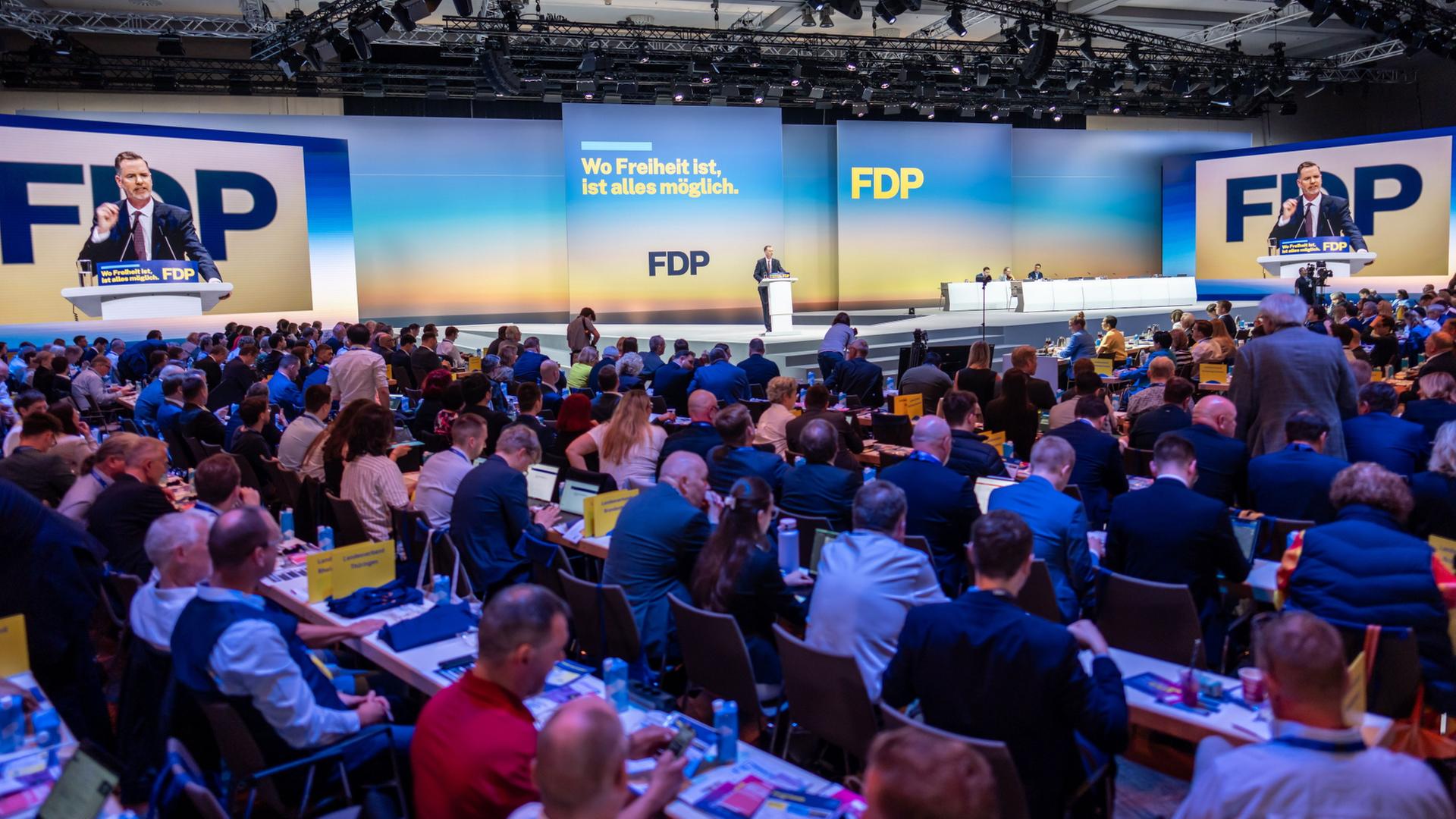 Saal mit Delegierten beim FDP-Parteitag | Michael Kappeler/dpa