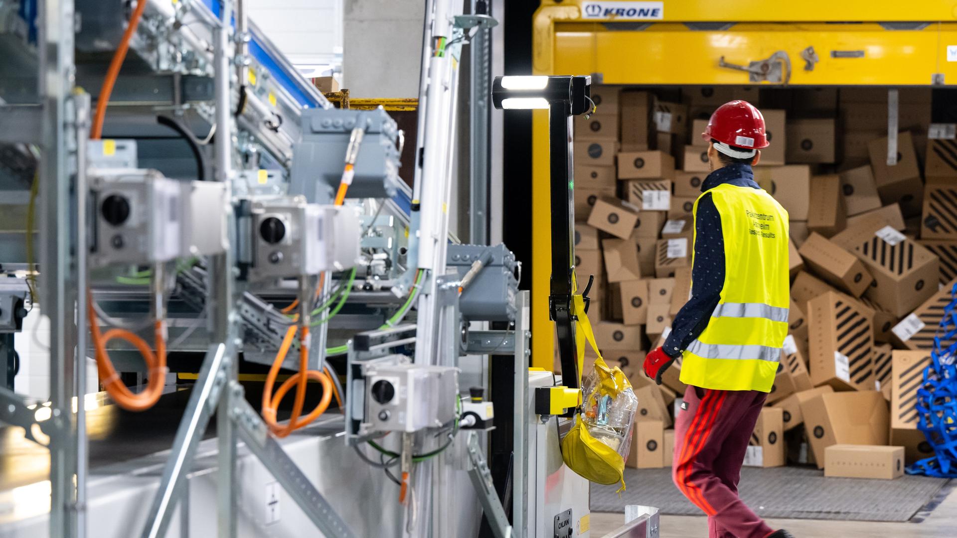 Verteilzentrum der Deutschen Post (Archivbild) | dpa