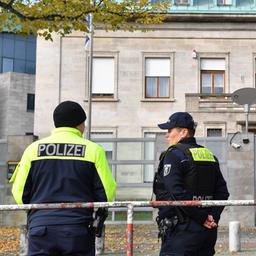 Polizisten stehen vor der israelischen Botschaft in Berlin. 