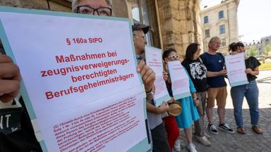 Mitglieder der Partei Die Linke demonstrieren vor dem Justizministerium in München