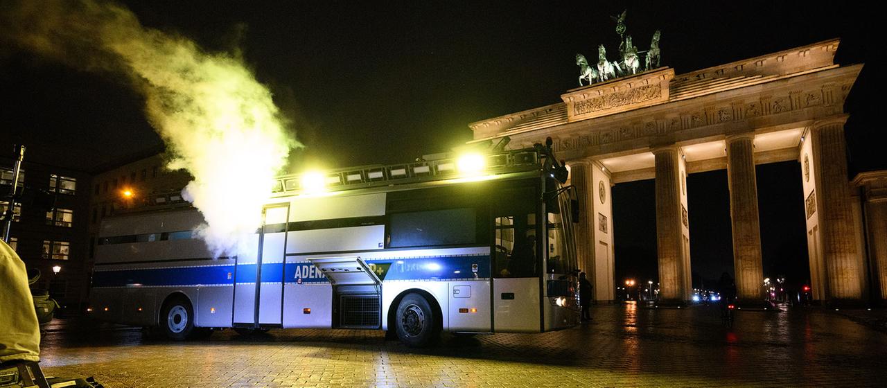 Der Bus "Adenauer SRP+" steht vor dem brandenburger Tor in Berlin.