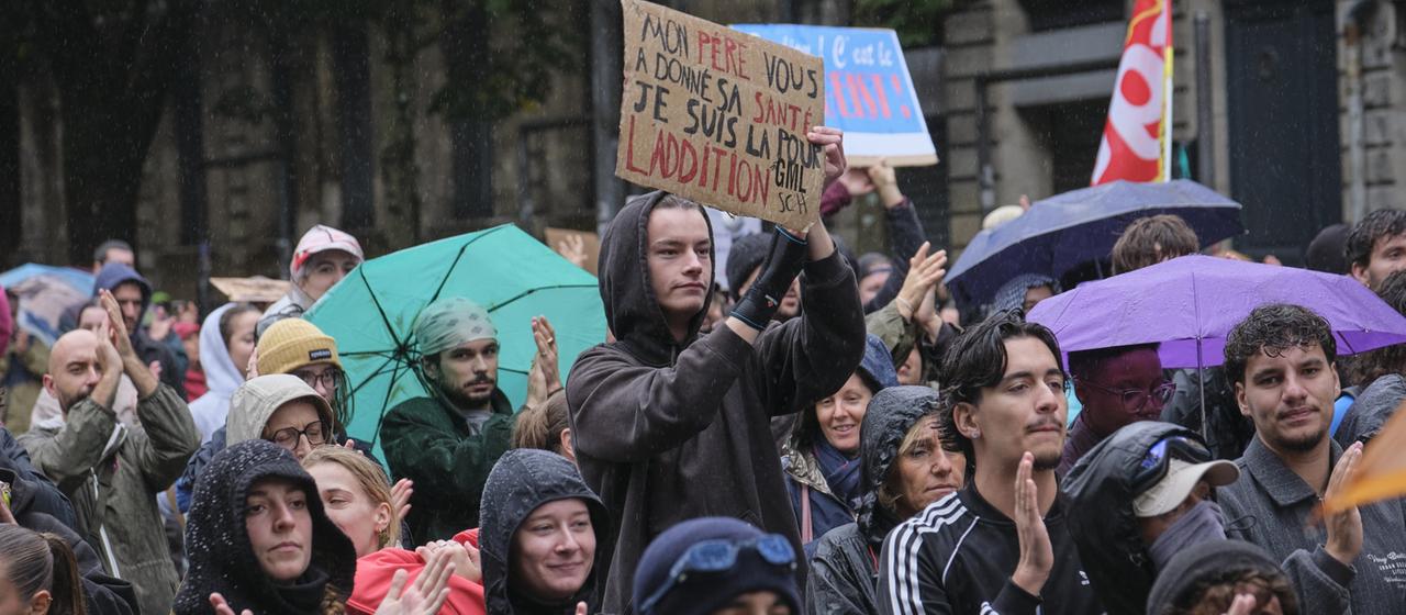 Demonstranten marschieren in Bordeaux im Südwesten Frankreichs bei einer Protestaktion.