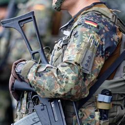 Bundeswehrsoldaten im Kampfanzug und mit Gewehr stehen zusammen 
