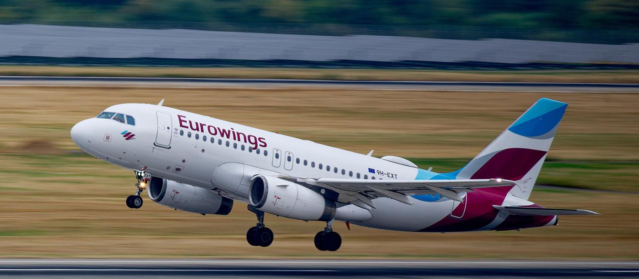 Ein Flugzeug von Eurowings startet in Düsseldorf, Nordrhein-Westfalen.