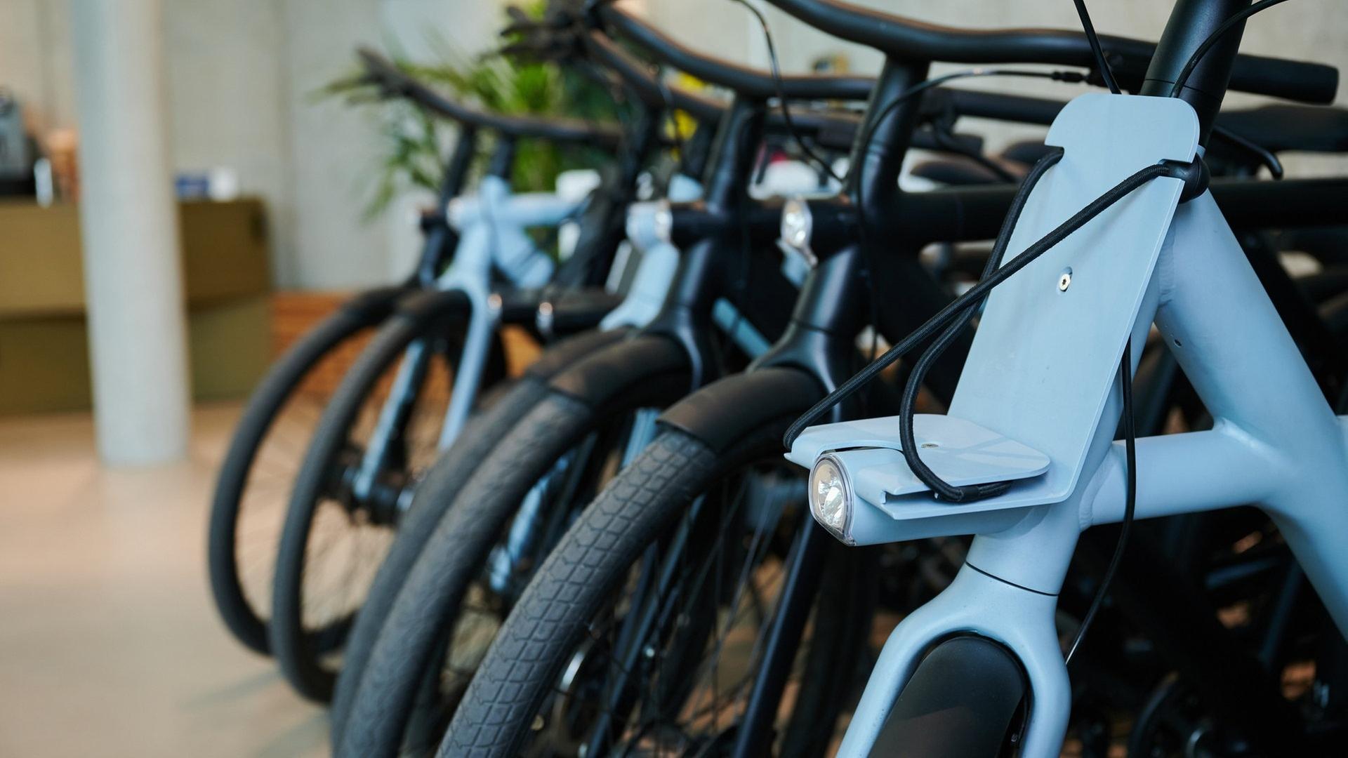 E-Bikes stehen in einer Reihe - in Contwig wurden 30 E-Bikes gestohlen | dpa Bildfunk, picture alliance/dpa | Annette Riedl