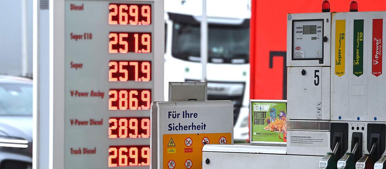 Preistafel und Zapfsäulen an einer Tankstelle