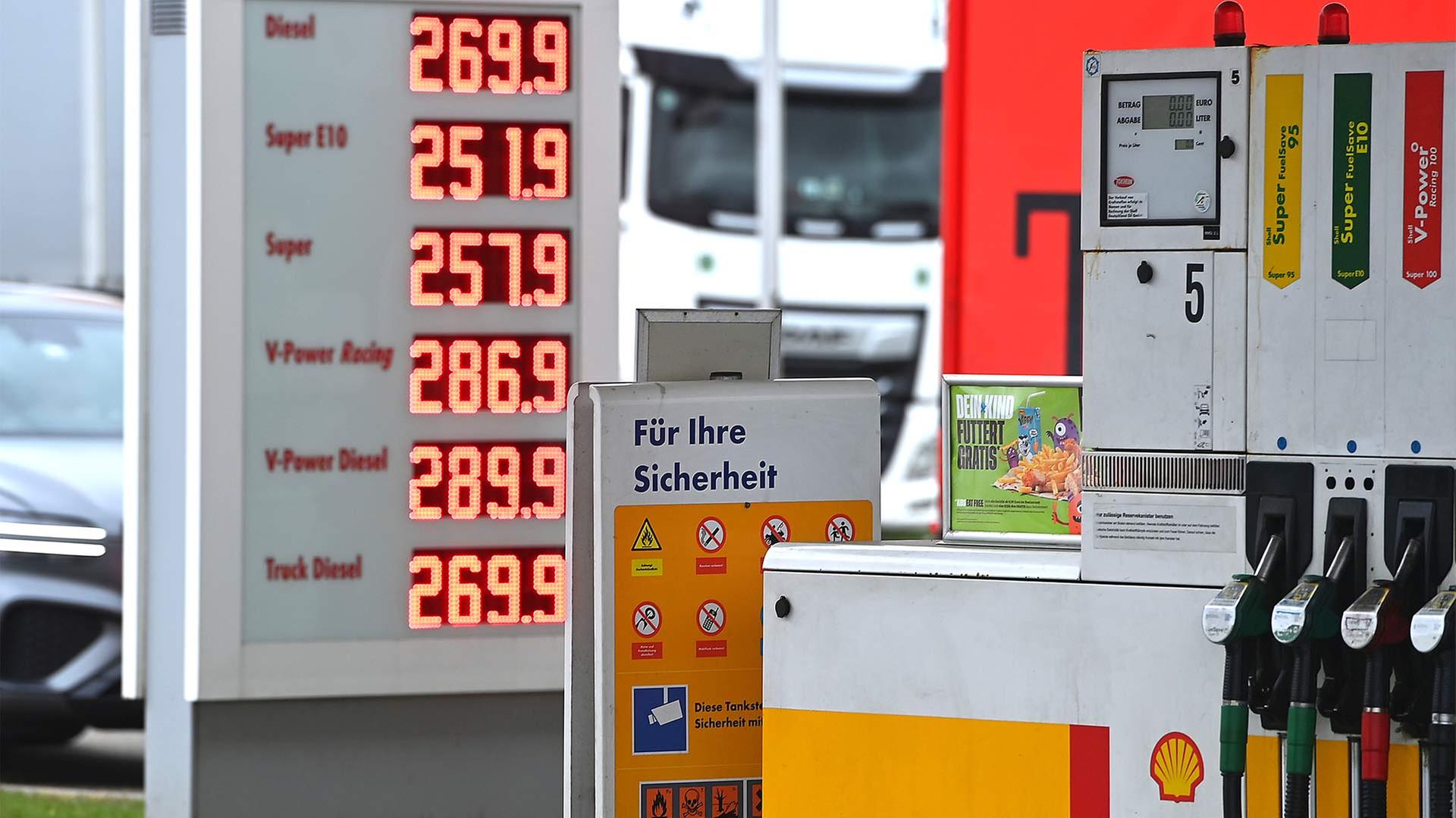 Preistafel und Zapfsäulen an einer Tankstelle | picture alliance / SvenSimon