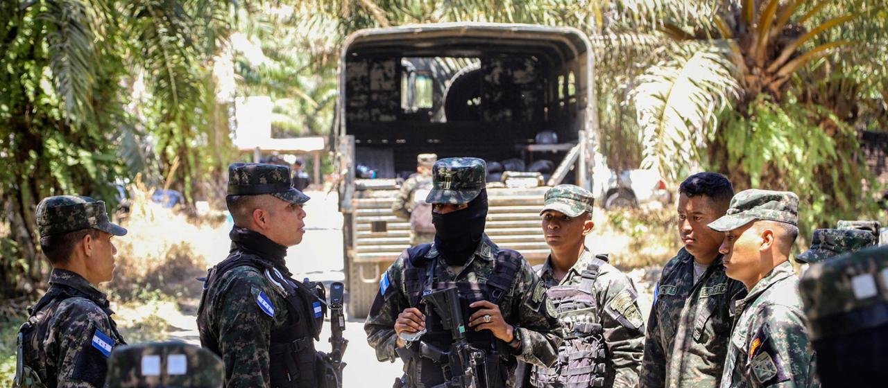 Soldaten der Armee von Honduras patrouillieren in Trujillo.