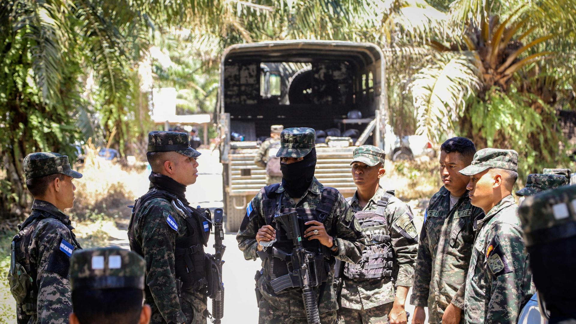 Soldaten der Armee von Honduras patrouillieren in Trujillo. | AFP
