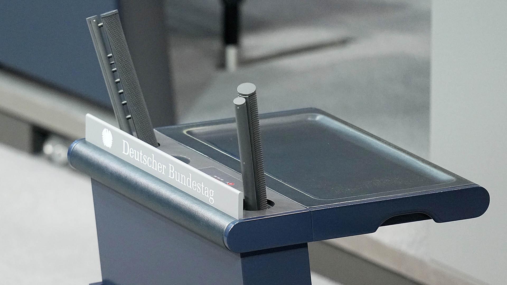 Das Rednerpult im Deutschen Bundestag. | picture alliance/dpa