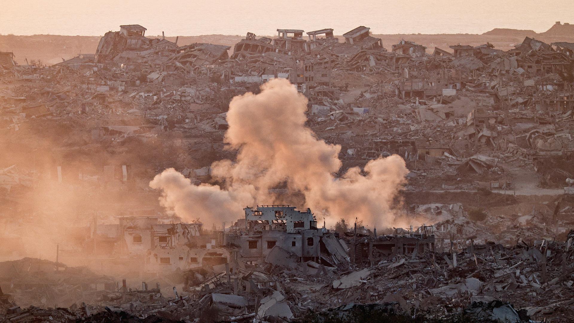 Rauch steigt nach einer Explosion aus dem Gazastreifen auf. | REUTERS