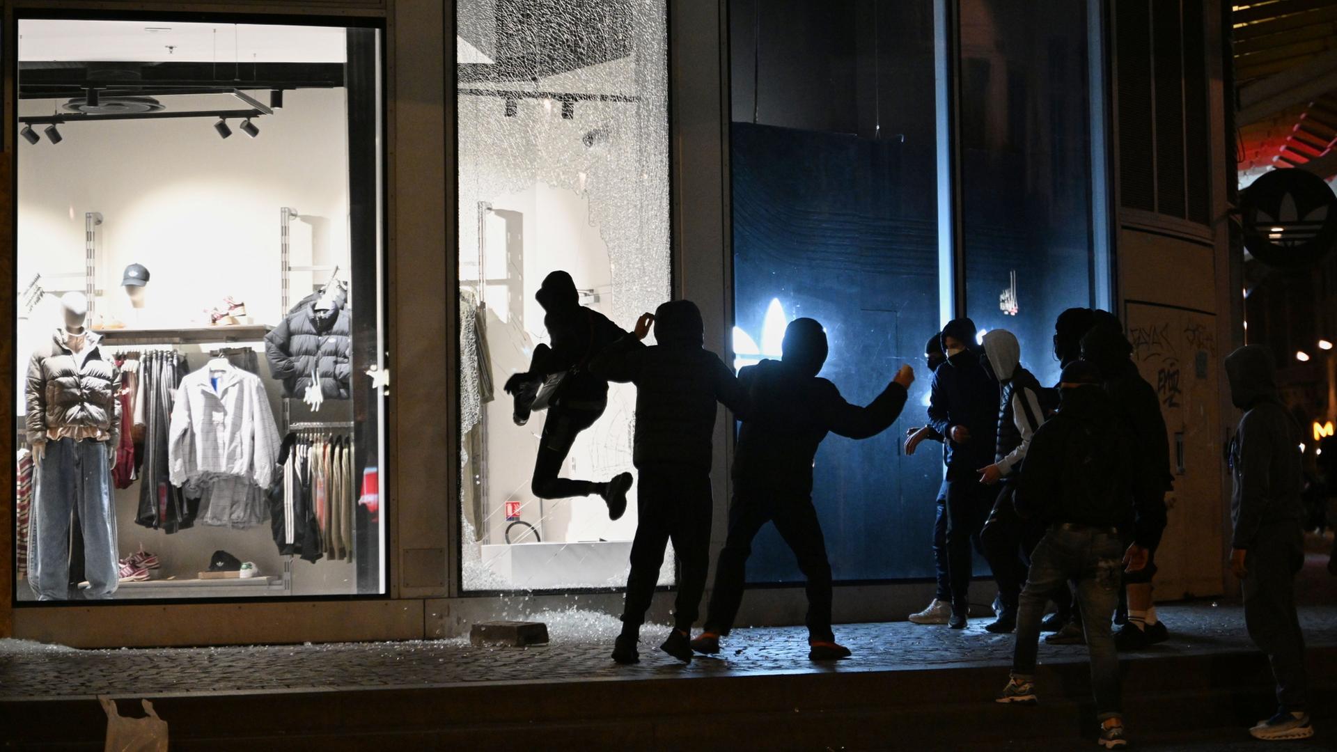 Krawalle in Frankreich - Regierung räumt "Kontrollverlust" der Behörden ein