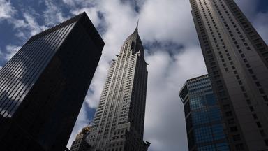 Wolken ziehen hinter dem Chrysler Building (M) und umgebenden Hochhäusern in New York vorbei.