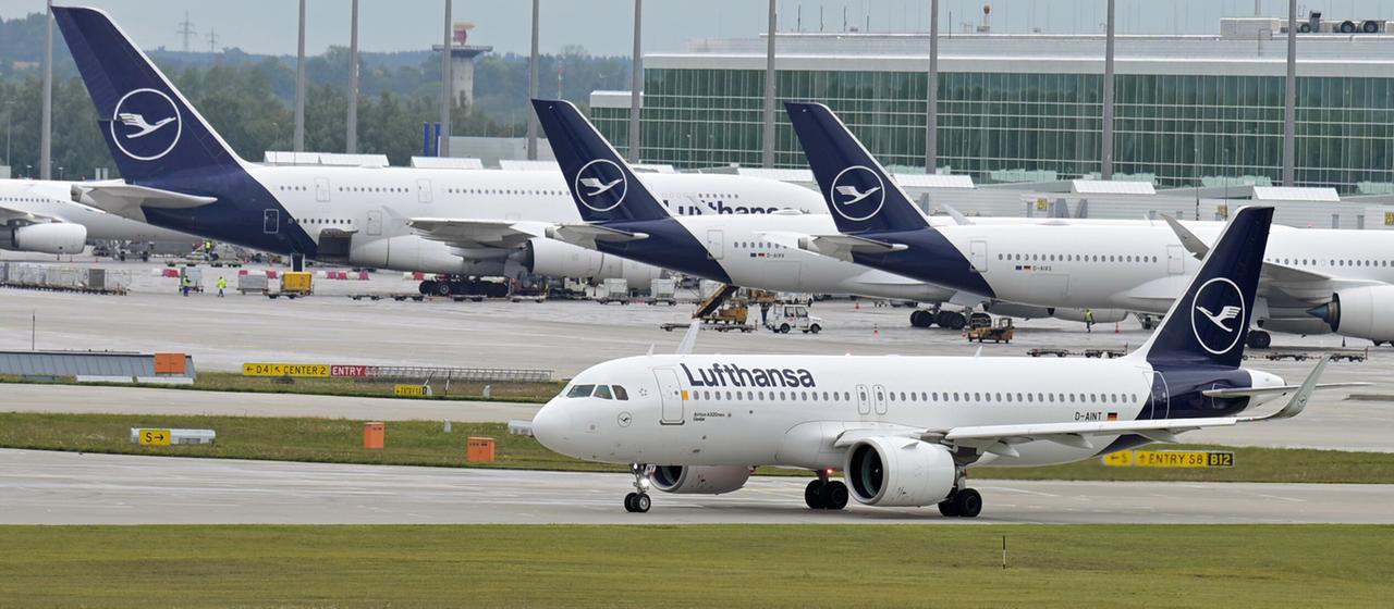 Flieger der Lufthansa auf dem Flughafen München.