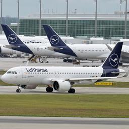 Flieger der Lufthansa auf dem Flughafen München.