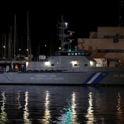 Ein Schiff der griechischen Küstenwache bei Nacht