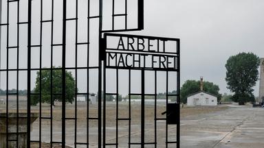 Das Eingangstor mit dem Schriftzug "Arbeit macht frei" im ehemaligen Konzentrationslager Sachsenhausen
