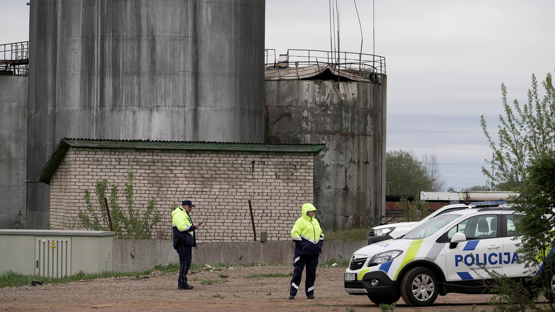 Polizisten sichern die Absturzstelle von Drohnen in Lettland. | REUTERS