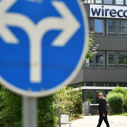 Am Hauptsitz der Wirecard in Aschheim bei München ist ein Straßenschild zu sehen, das zwei Richtungen zeigt.