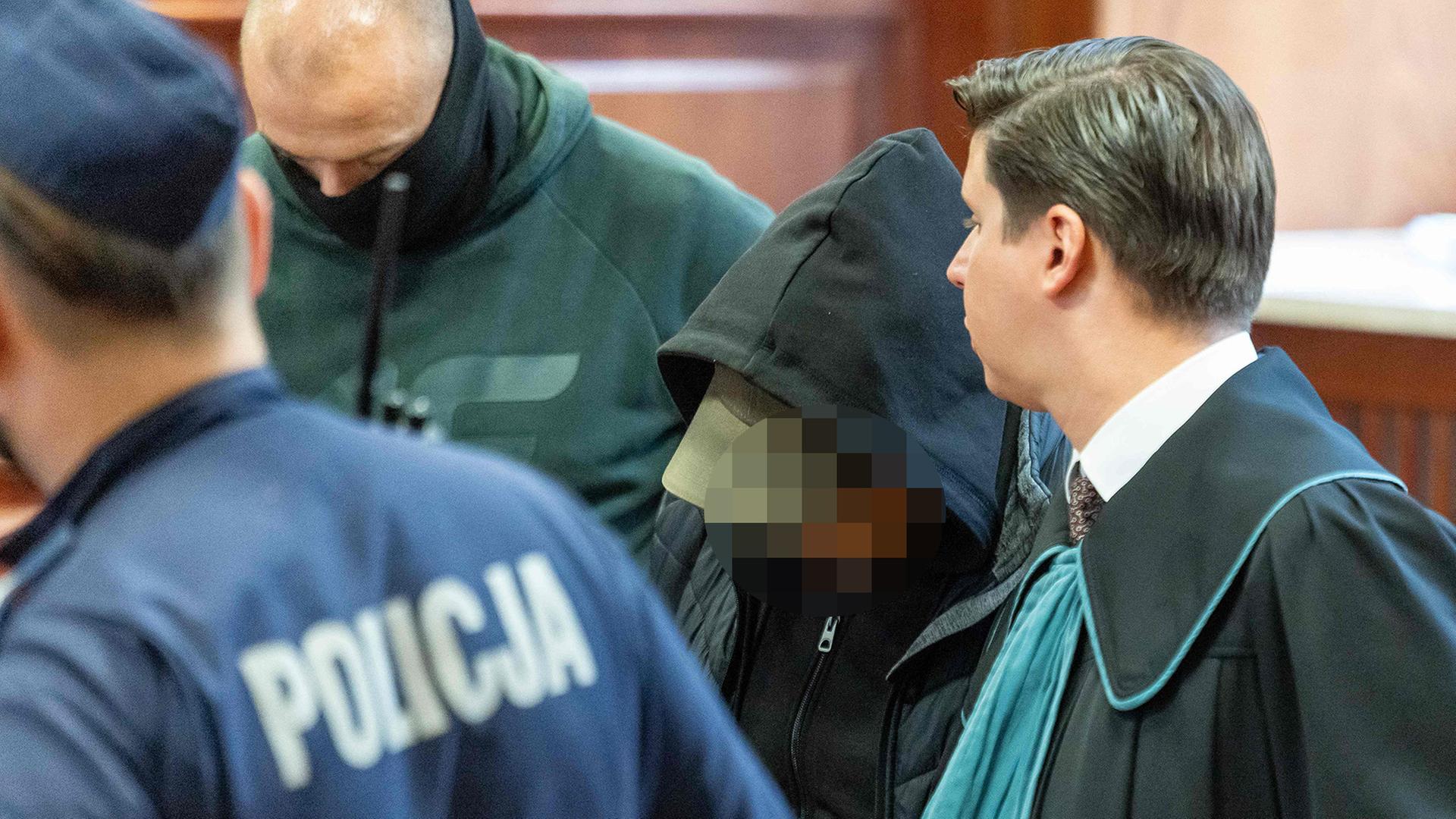 Wolodymyr Z. verlässt zusammen mit seinem Anwalt den Gerichtssaal des Warschauer Landgerichts. | AFP