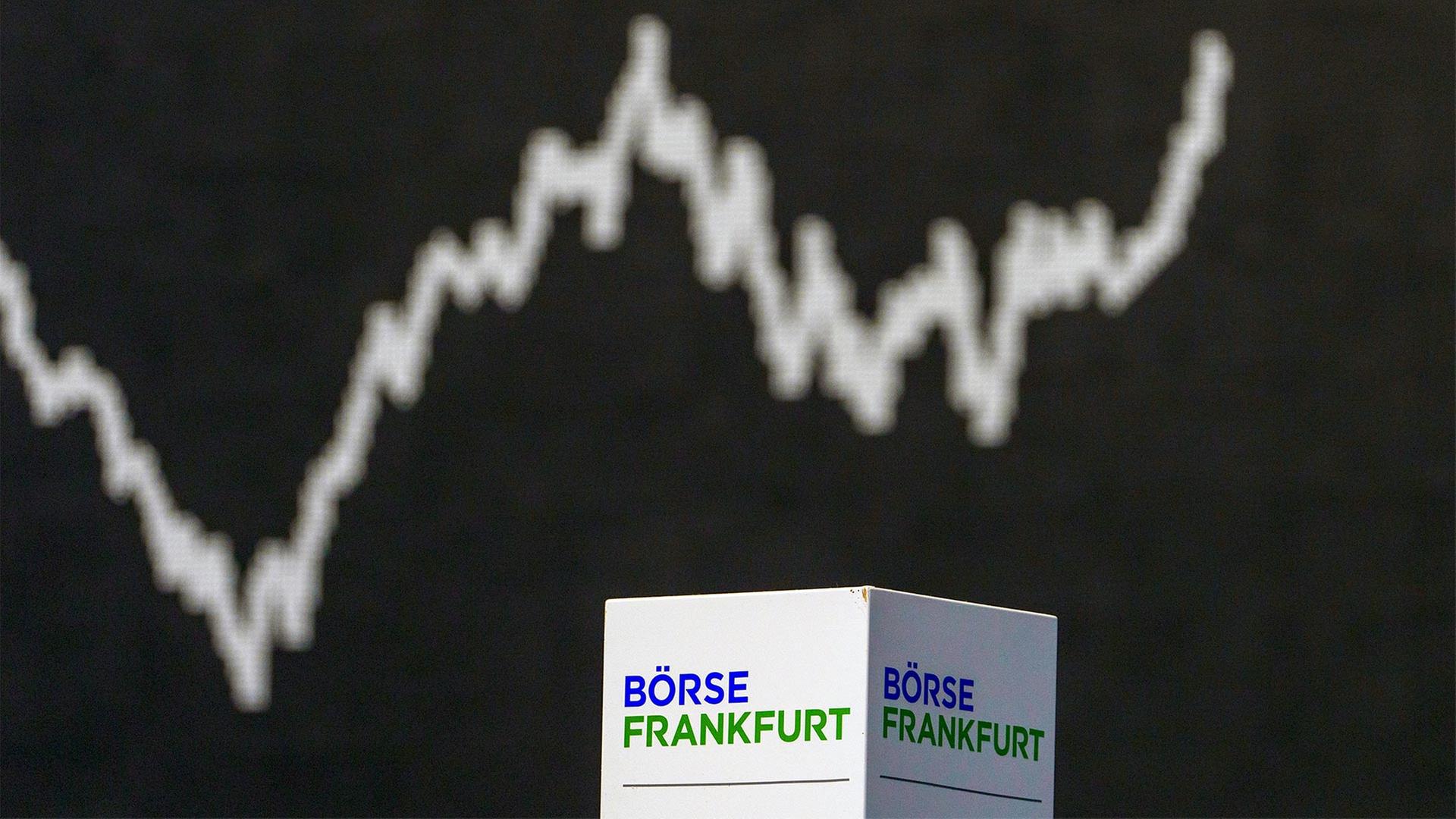Steigender Dax-Kurs auf einer Anzeigetafel im Handelssaal der Frankfurter Wertpapierbörse. | picture alliance/dpa