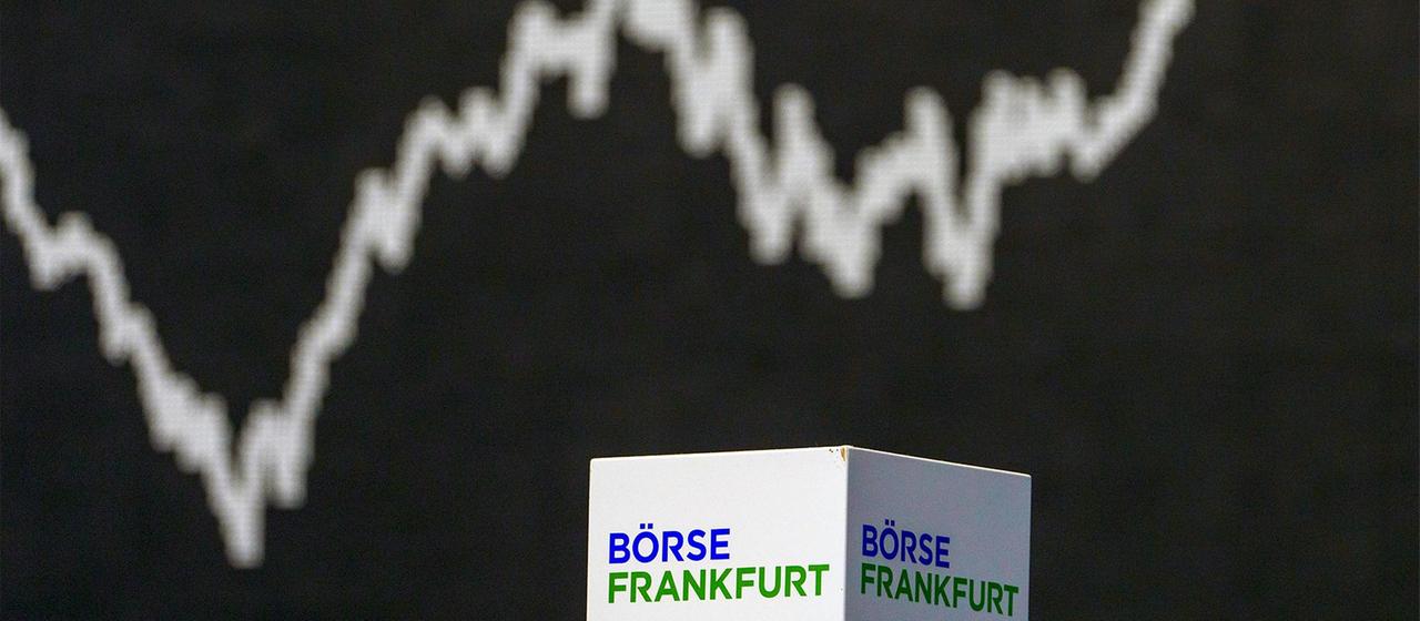 Steigender Dax-Kurs auf einer Anzeigetafel im Handelssaal der Frankfurter Börse.