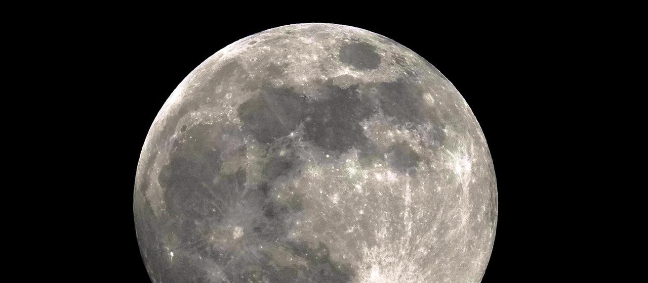  Ein Supermond steht am Himmel